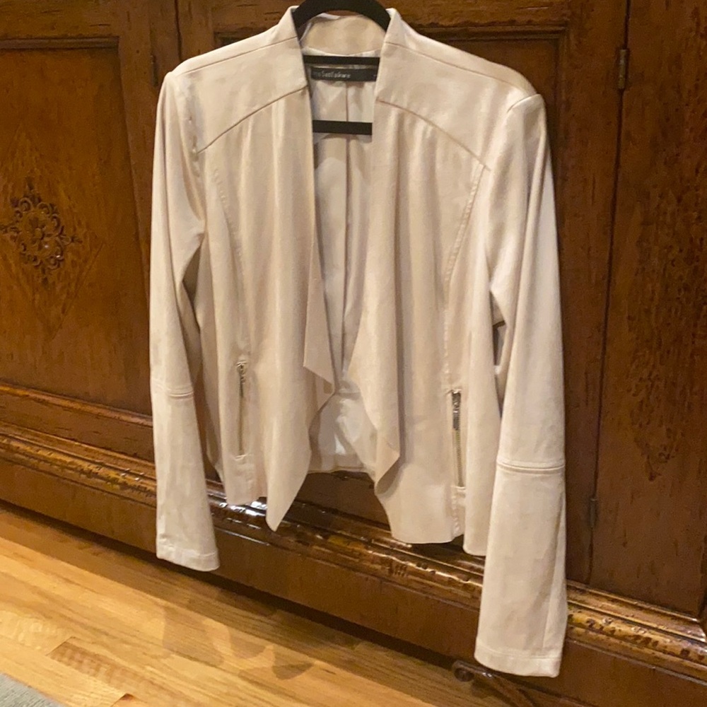 Like new bomber jacket great color